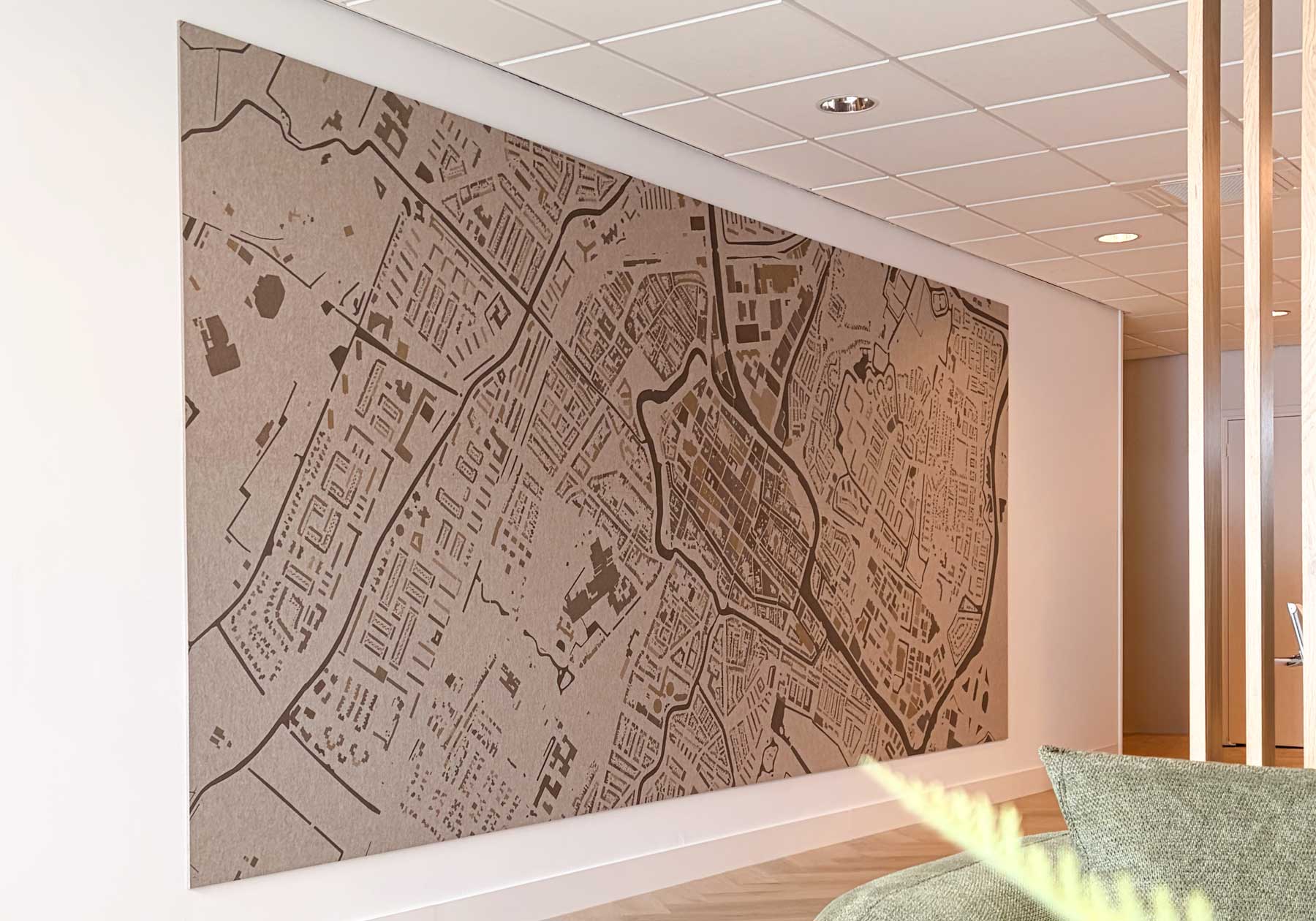 Geprint PET Vilt stadskaart Alkmaar bij makelaarskantoor