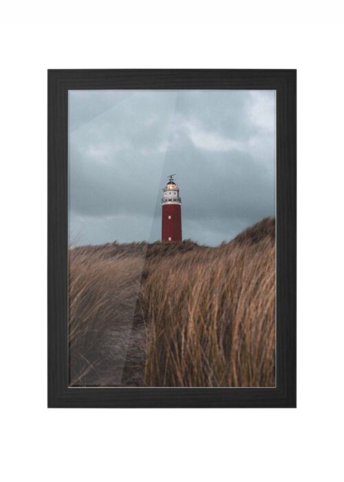 vuurtoren in de duinen fotografie poster ingelijst in zwarte lijst