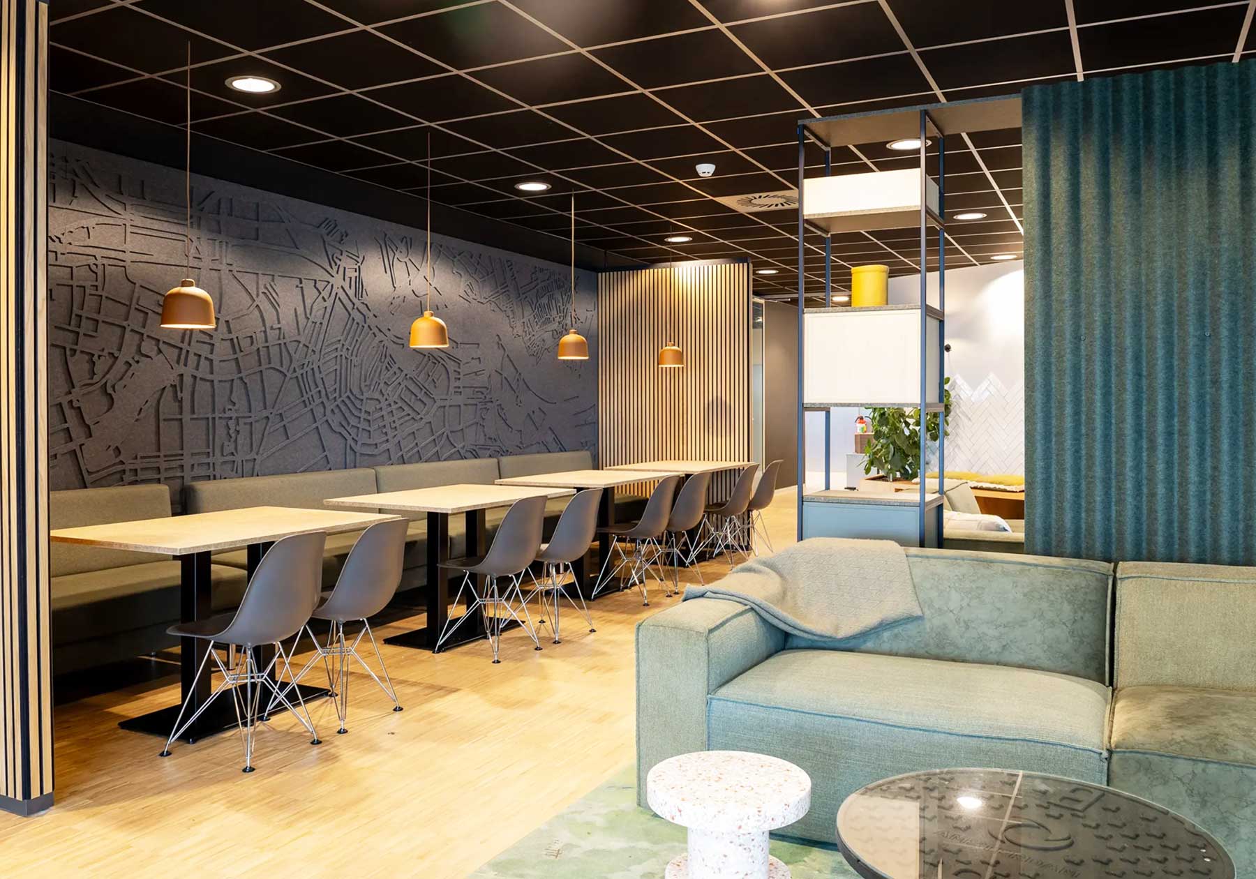 Horeca inrichting met akoestische stadskaarten en gebouwillustraties Horeca inrichting met akoestische stadskaarten en gebouwillustraties