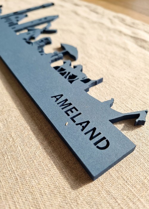 Blauwe houten skyline van Ameland – blauw MDF