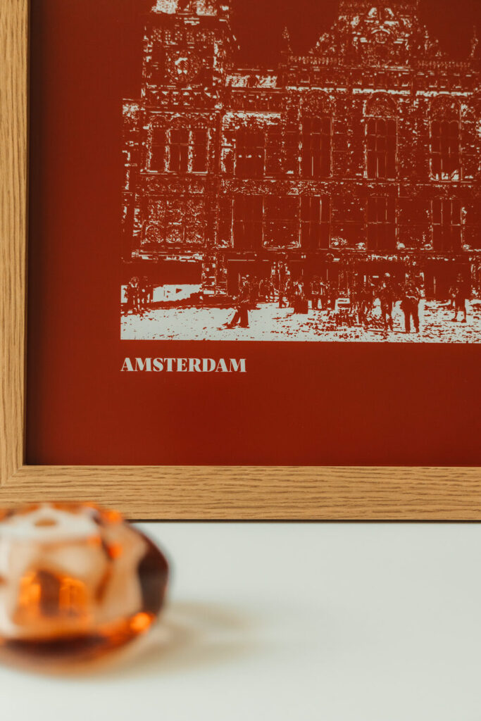 Stillorange poster Amsterdam detail Detail van de Stillorange-poster van Amsterdam Centraal in roodbruin met de tekst AMSTERDAM