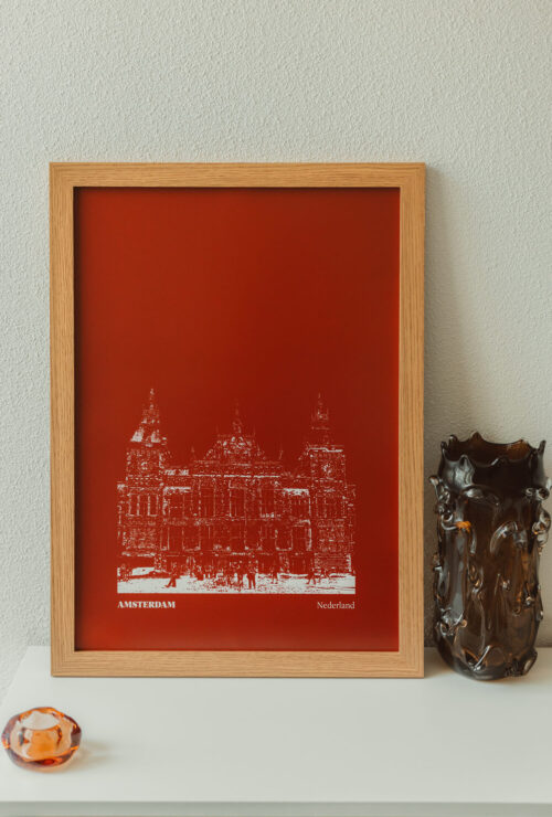 Stillorange poster Amsterdam in interieur Ingelijste Stillorange-poster van Amsterdam Centraal op een dressoir met glazen vaas
